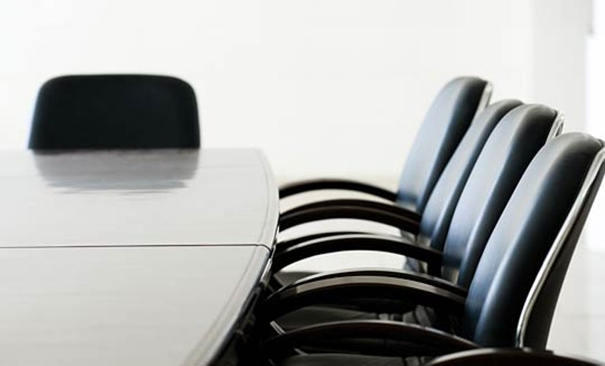 Vorstand - Tisch und Stühle in Konferenzraum
